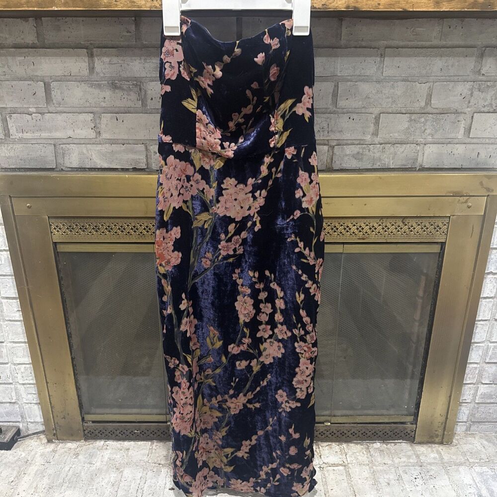 Women’s Lulu Size Small Navy Floral Strapless Velvet Dress
